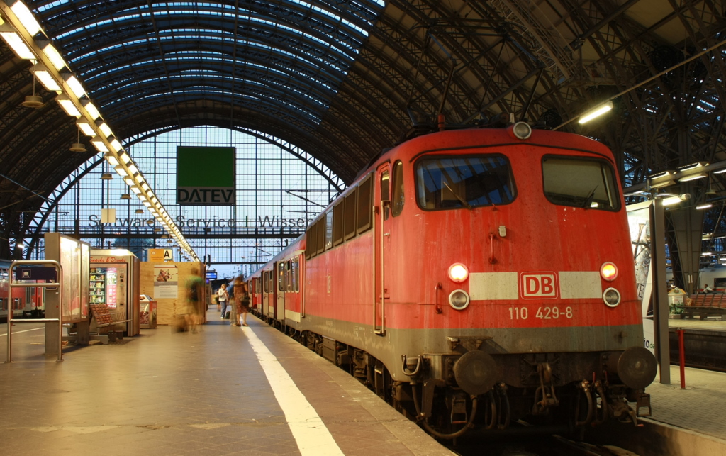 Es ist Abend geworden und am 27.06.2010 wurde 110 429-8 im Frankfurter Hbf bereitgestellt.