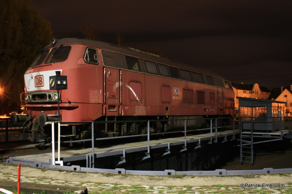 Extra zu dem Fest 175 Jahre Deutsche Eisenbahn wurde die leider etwas unanshliche 216er auf der Drehscheibe sehen.


