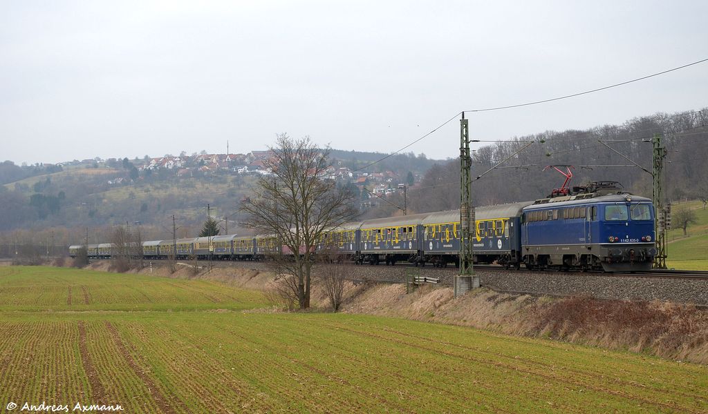 Fahrt der FCB - Fans (Basel) zum FCB (Bayern) mit der North Rail 1142 635-3 mit 16 Wagen der Eurostrand. Gleich erreicht er Uhingen auf ihrem Weg nach Mnchen. (13.03.2012)