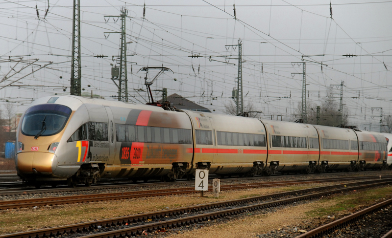 Ganz berraschend hing als Zweitgarnitur eines ICE der  175 Jahre Eisenbahn Deutschland -ICE. Aufgenommen am 19.03.11, bei der Ausfahrt aus Treuchtlingen.
