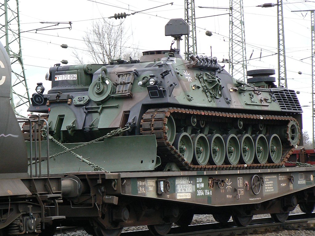 Hier ein Detailbild der Ladung des gem. Gz. , der mit 155 269-4 Gremberg am 25.2.2010 verliess , ein Bergepanzer auf Leopard 1 Basis ( Büffel )