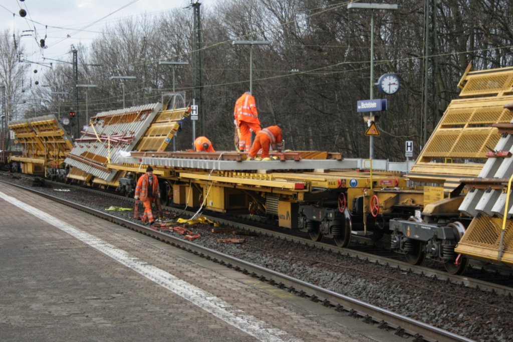 Hier sieht man Mitarbeiter der DB-Gleisbau die gerade an einer Weiche fr Mainz-Bischofsheim Pbf basteln. Die Transporter sind sehr interesant da diese in einem 45 Grad Winkel stehend transportiert werden.

Patrick E. 