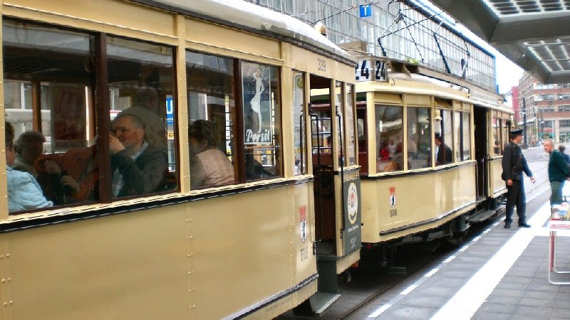 Hist. Strassenbahnzug mit Tw 382 am Alexanderplatz, Berlin