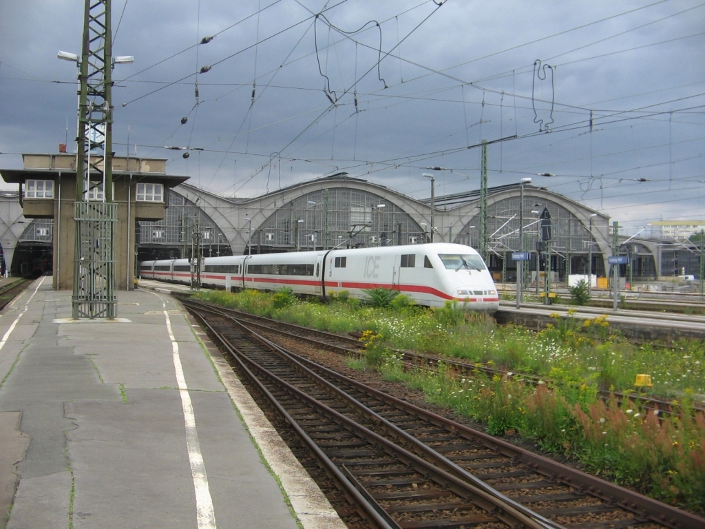 ICE 890 steht hier am 22.07.2011 in Leipzig