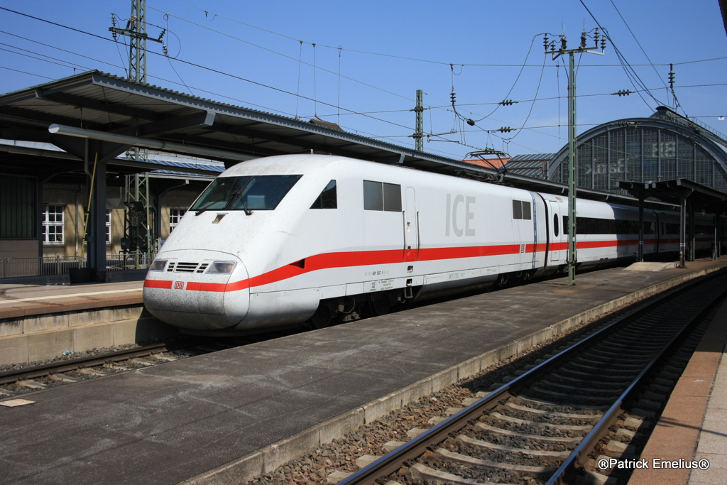Im zweiten Teil hat es der Tf noch schnell auf seinen Fhrerstand geschafft und den alten ICE1 schnellst mglichst am 18.04.2010 aus Karlsruhe rausbeschleunigt.