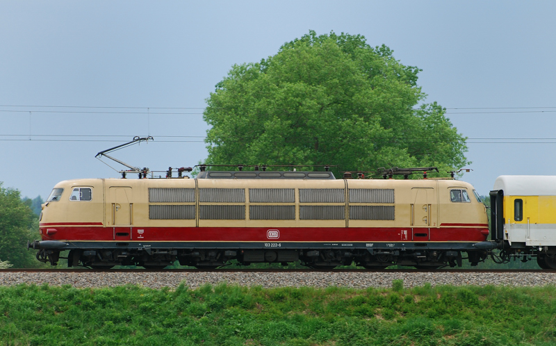 Immer noch fleißig mit ihrem Messzug unterwegs auf der Strecke Ulm-Augsburg. 103 222-6, aufgenommen am 12.05.11, kurz nach Burgau.