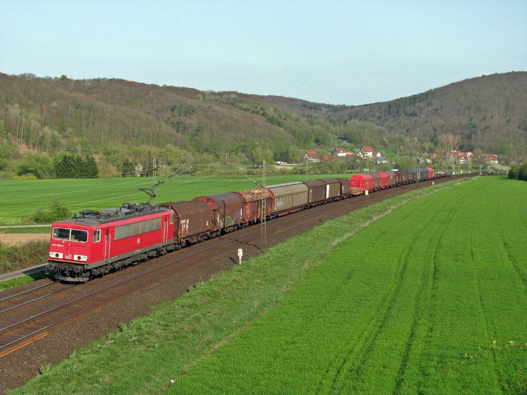 Immer wieder schön eine 155er zu sehen. In diesem Fall ist es die 155 056 mit einem Gemischten Güterzug Richtung Würzburg.
Aufgenommen am 21.04.2010 im Maintal.