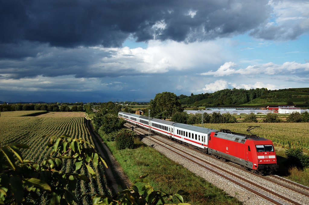 In Hügelheim konnte die 101 097 mit ihrem EC nach Freinburg fotografiert werden.
Aufgenommen am 09.09.2010