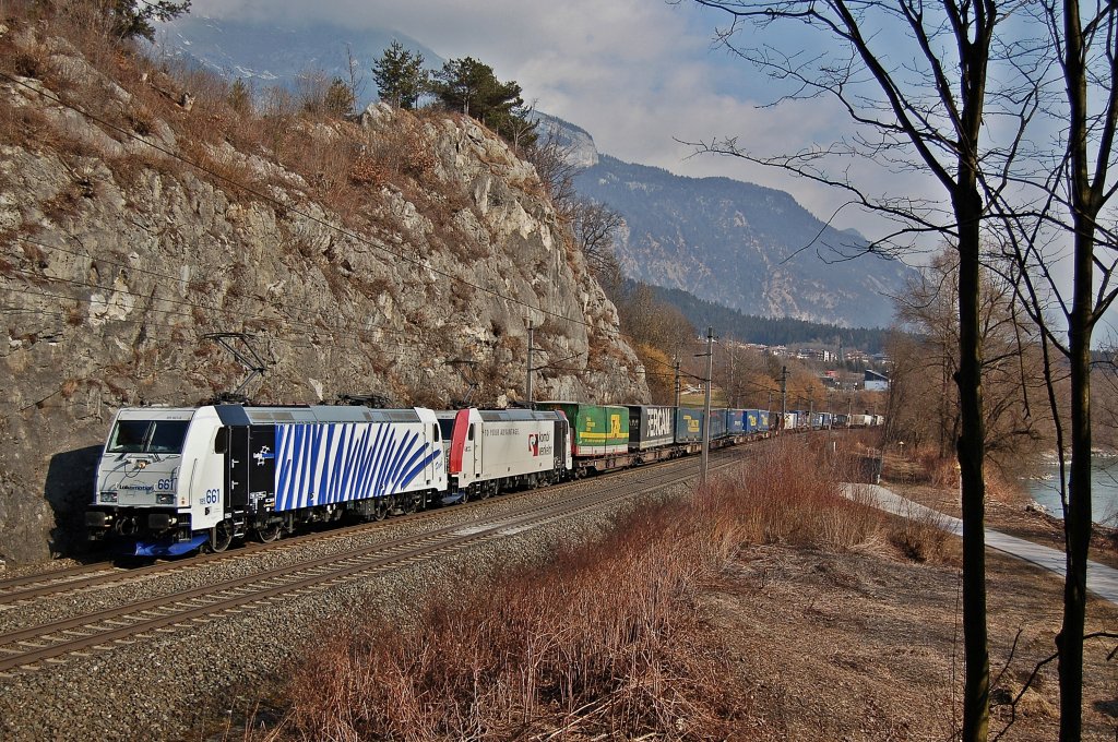In Jenbach konnte die 185 661 + 185 665 mit einem KLV -Zug fotografiert werden.
Aufgenommen am 03.11.2011.
