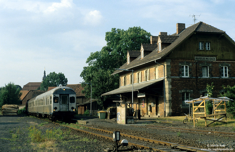 In Maroldsweisach steht der N8726 abfahrbereit nach Bamberg. Zuglok (oder besser gesagt  Schublok ) war an diesem 24.7.1987 die Hofer 211 021. Heute wird diese Strecke nur noch bis Ebern im Reisezugverkehr bedient.
