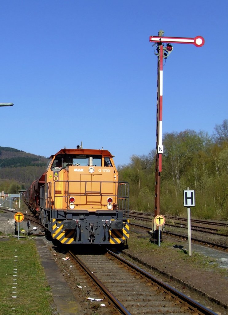 Kreisbahn Siegen-Wittgenstein  (KSW)  Lok 42, eine Vossloh G 1700 BB (F.-Nr. 1001108, Baujahr 2001) fährt mit Güterzug (Übergabefahrt) am 23.04.2010 im Bereich vom Bahnhof Herdorf in Richtung Betzdorf.