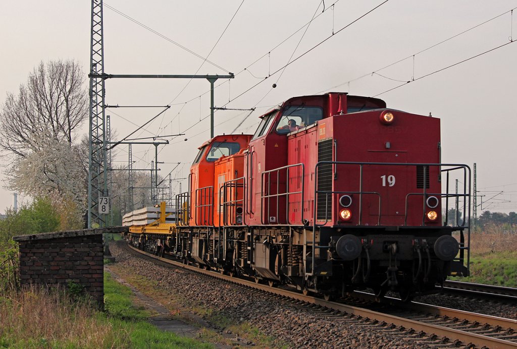 Lok 19 und eine weitere V100 Ost der BBL Logistik mit Schwellenzug in Porz Wahn am 06.04.2012