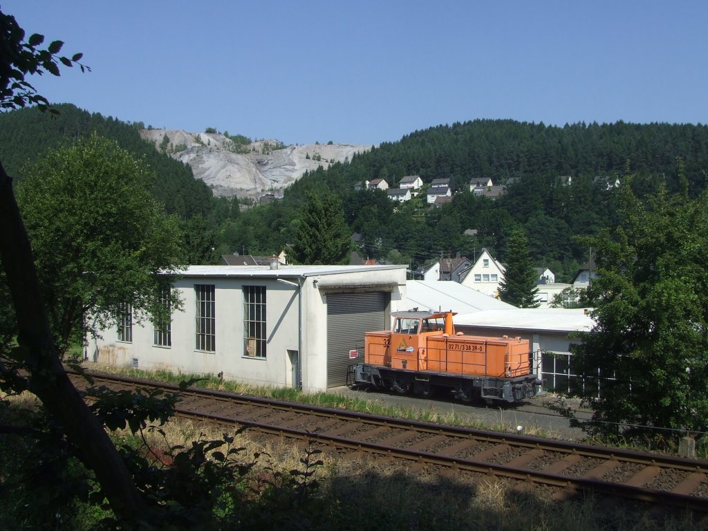 Lok 33 der Kreisbahn Siegen-Wittgenstein steht vorm Lokschuppen in Herdorf am 02.07.2008. Die Lok ist eine MaK G 763 C, Baujahr 1993.