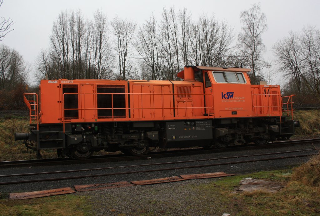 Lok 44 der Kreisbahn Siegen-Wittgenstein (KSW) steht am 24.01.2011 in Herdorf am Lokschuppen.  Die Lok ist eine MaK G 1000 BB, Baujahr 2003.