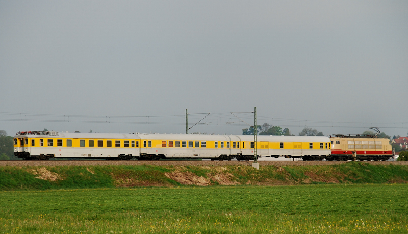 Messzug, geschoben von der 103 222-6, aufgenommen am 29.04.11, kurz nach Burgau.