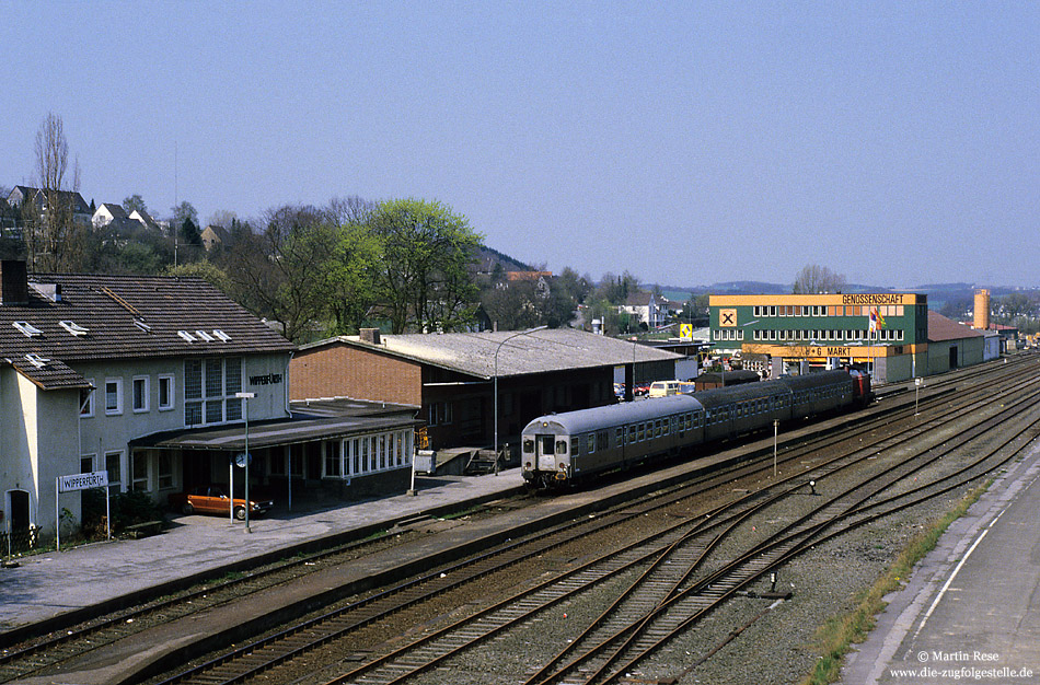 Mit dem Steuerwagen voraus erreicht der N6067 aus Remscheid Lennep seinen Zielbahnhof Wipperfrth. 3.5.1986