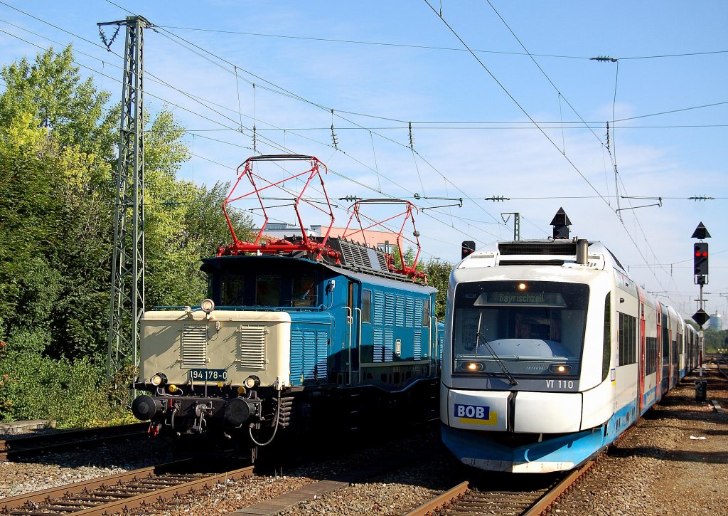 Neben der Bayerischen Oberlandbahn konnte die Lz fahrende 194 178 in Mittersendling abgelichtet werden.
Aufgenommen am 28.07.2010.