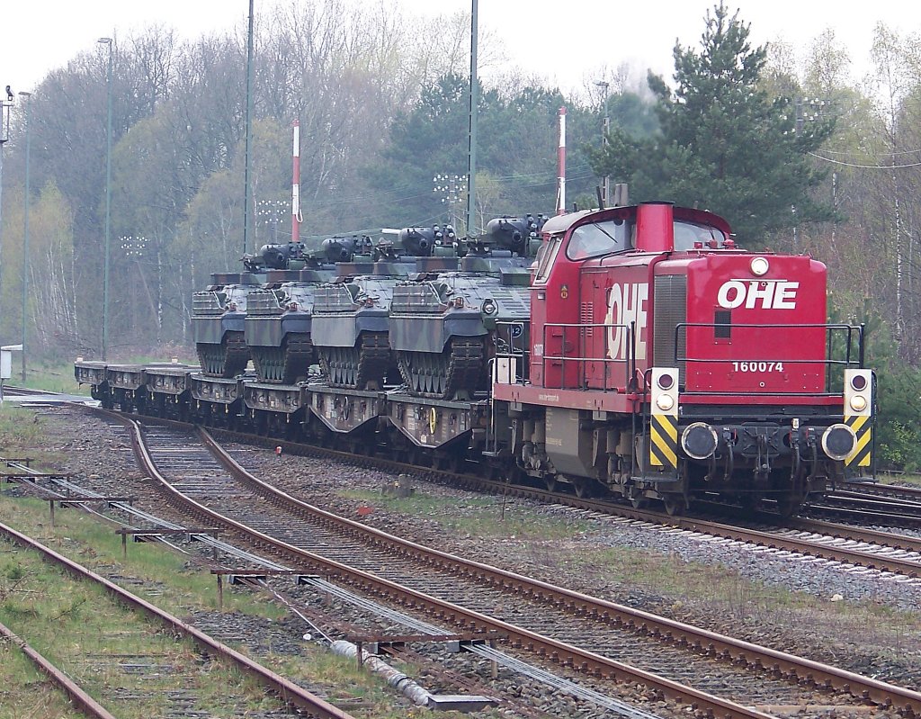 OHE 160074 kommt mit einen kleinen Panzerzug aus der Kaserne. (20.04.10)