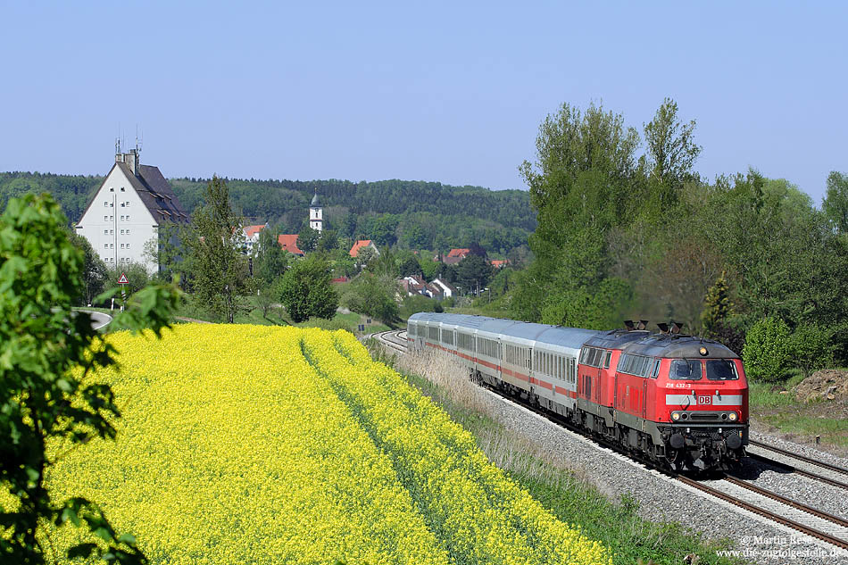 Ohne viel Mhe rollt die 218 432 und eine weitere 218 mit dem IC119 bei Aulendorf bergab, dem nchsten Halt Ravensburg entgegen. 7.5.2009