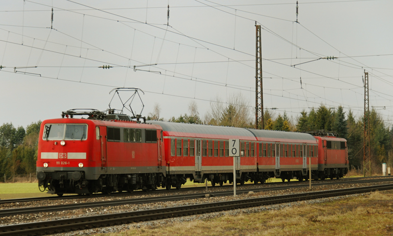 Pro Wagen eine Lok! 111 026-1 + 111 001-4, aufgenommen am 10.03.11, bei der Durchfahrt durch Gersthofen.