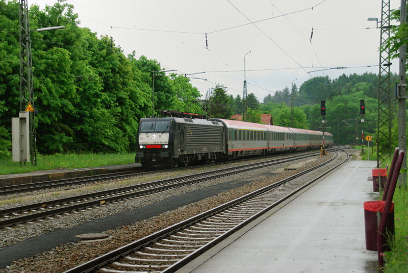 Schwarze Einfahrt in den Bahnhof Aling aus Richtung Sden (Salzburg). ES 64 F4-099, aufgenommen am 02.06.10.