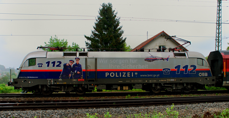 Seiten-Portrait der 1116 250-2, Polizei, aufgenommen am 11.05.13, in Aßling.