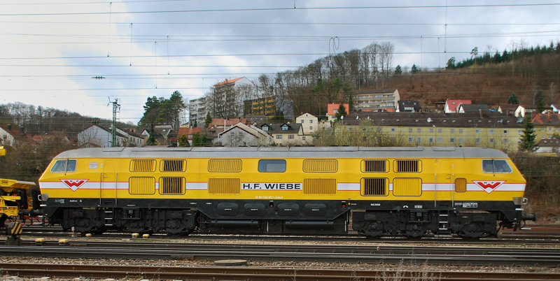 Seitenansicht der 320 001-1, Wiebe, aufgenommen am 31.03.11, bei der Durchfahrt durch Treuchtlingen.
