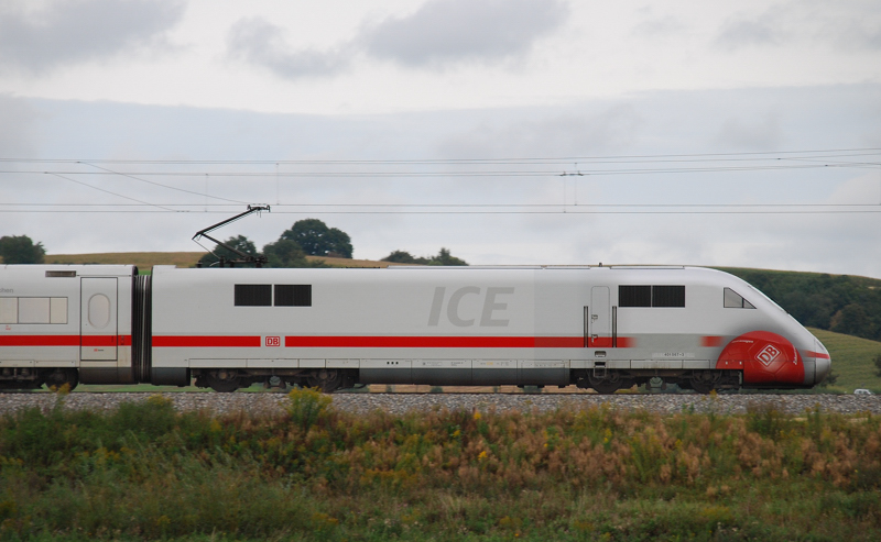 Triebkopf 401 567-3, ICE Garmisch Partenkirchen, aufgenommen am 19.09.11, kurz nach Burgau.