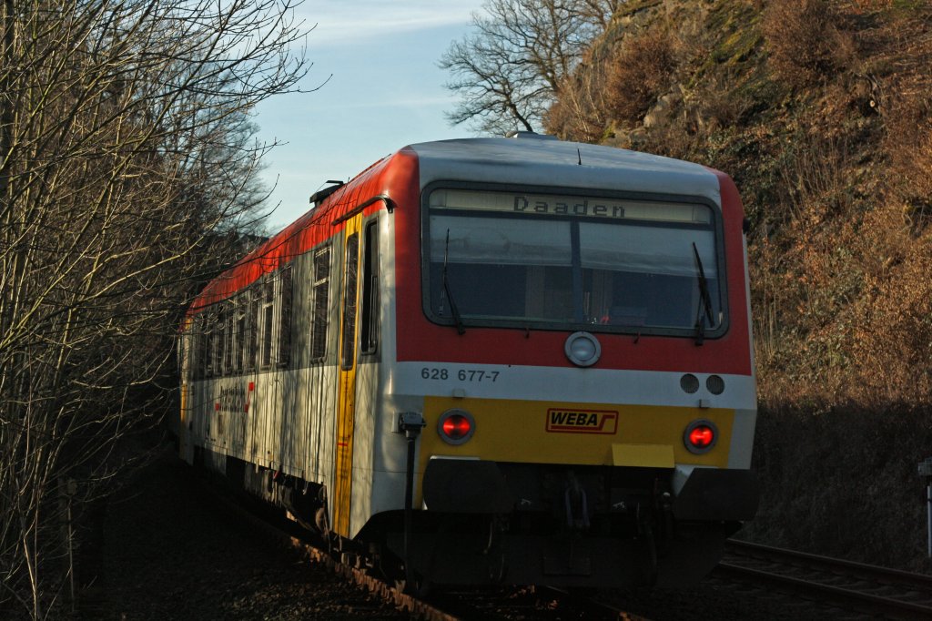 Triebwagen 628 677-7 (Daadetalbahn) der Westerwaldbahn (WEBA) hat am 07.02.2011 (in Betzdorf-Alsdorf) soeben den Alsdorfer-Tunnel verlassen und fhrt weiter Richtung Betzdorf.