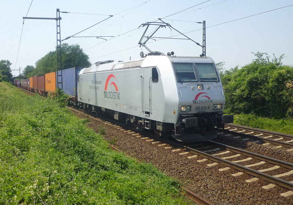  TXL 185 538-6 durchfhrt mit einem Gterzug Ahlten am 10.07.2010