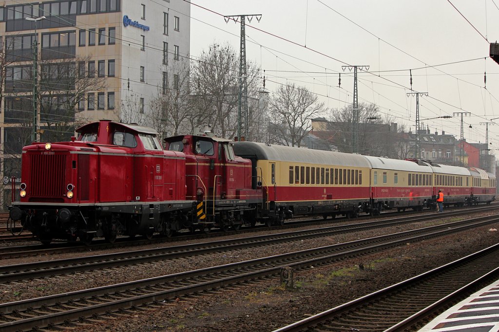 V100 2091 (212 091-1) und V60 1184 der VEB mit 4 TEE Wagen in Kln West am 29.02.2012