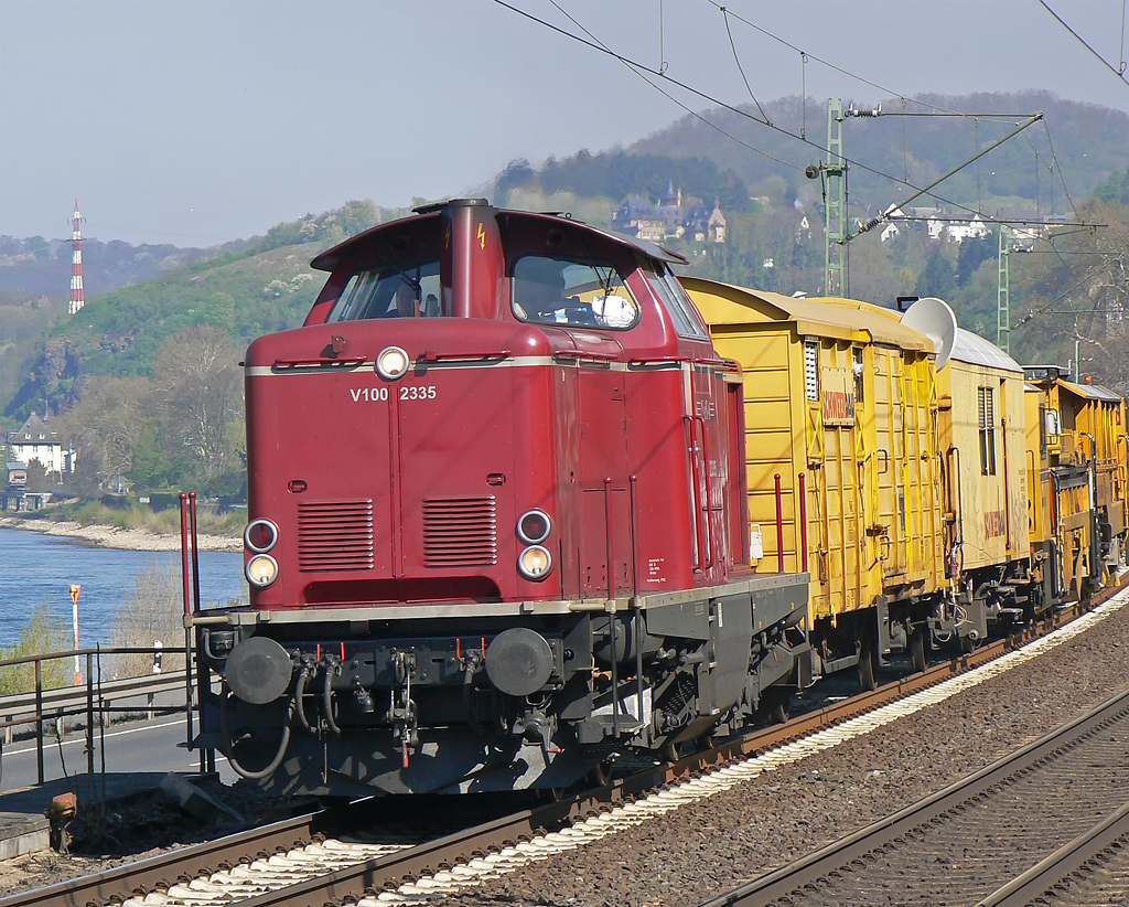V100 2335 mit einem Bauzug auf der rechten Rheinstrecke (hinter Linz) am 24.04.2010