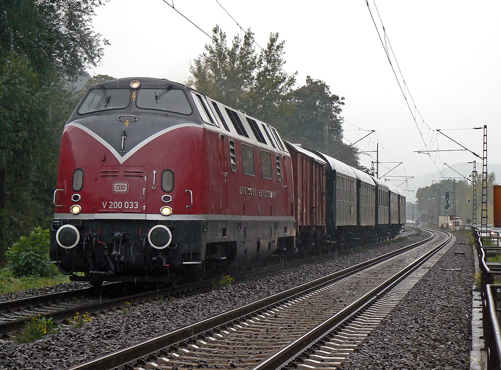 V200 033 auf dem Weg rtg Linz(Rhein) am 16.10.2010