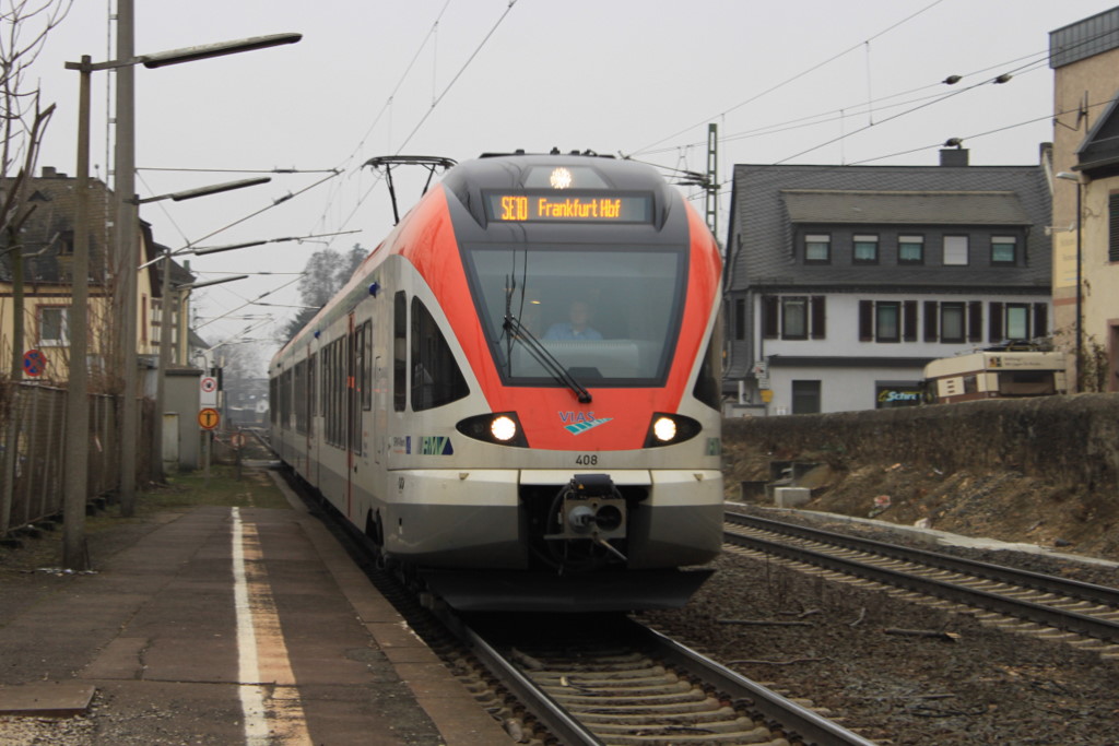 VIAS Flirt 408 erreiht am 31.01.2011 den Geisenheim Bahnhof