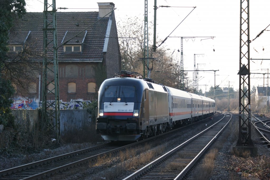 Vor den 113 waren DISPO 182er an den ICE Ersatzzügen im Ruhrgebiet unterwegs. In Unna kann man die Züge jedoch immer nur im Gegenlicht fotografieren - Es sei denn man versteckt die Sonne hinter einem Haus...
(20.02.2010)