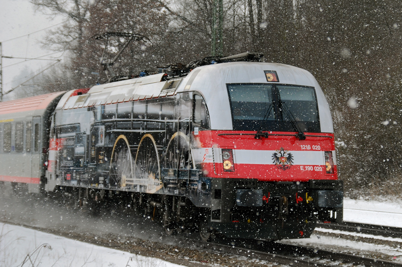 Vormittags im Schneetreiben Richtung München. 1216 020-8, aufgenommen am 22.02.13, in Aßling.