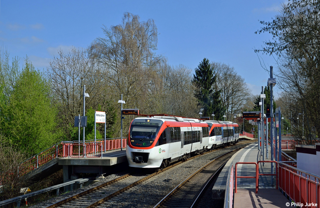 VT 1004 und VT 1009 mit der S28 von Mettmann Stadtwald nach Kaarst am 20.04.2013 in Mettmann Zentrum.