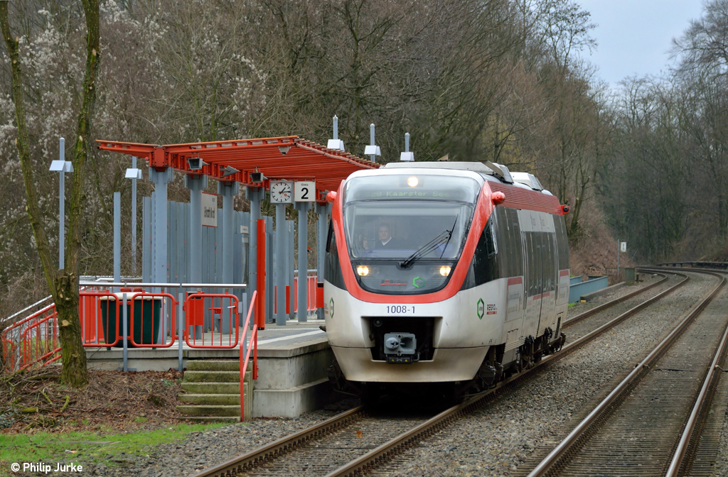 VT1008 mit der S28 (Mettmann Stadtwald - Kaarster See) am 03.02.2013 in Erkrath Nord.
