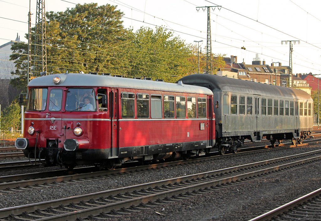 VT23 der RSE mit Silberling in Kln West am 24.09.2011