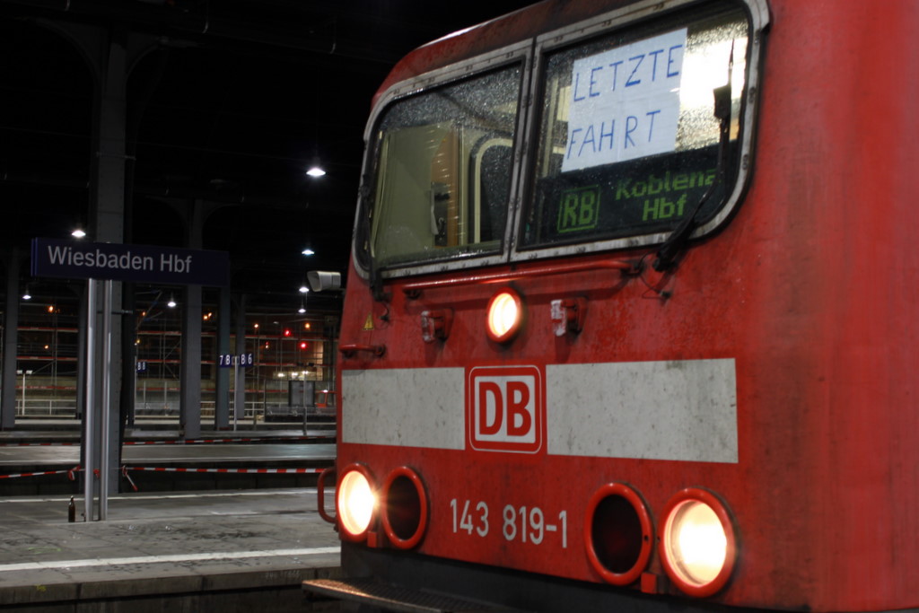 Wiesbaden HBF am 11.12.2010 sieht man die Front der 143 819-1 mit Ihrer RB und dem Abschiedschild
