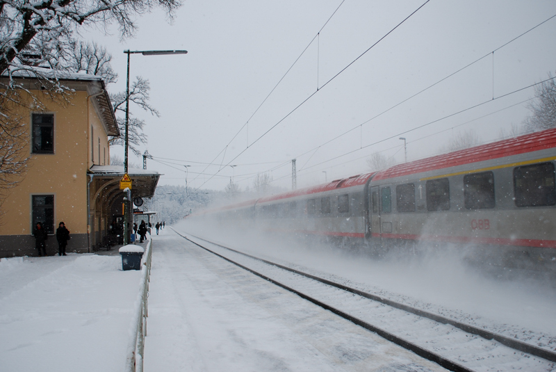 Winter im Bahnhof Aling. EC Durchfahrt. Aufgenommen am 20.02.13.