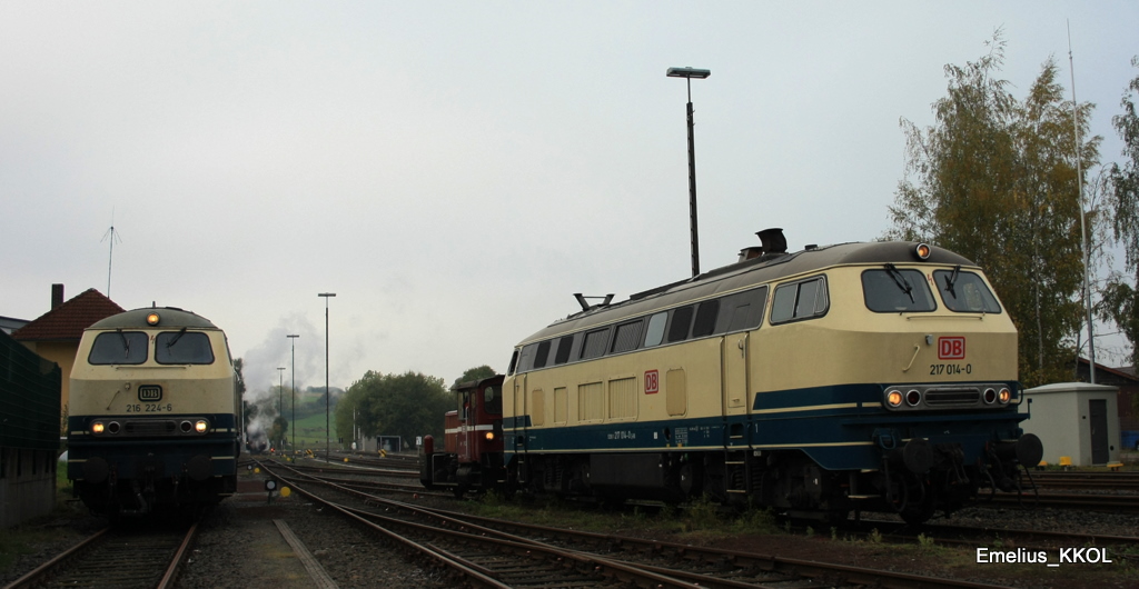 Zwei Blondinen neber einander. Die 216 024 wartet am ehemaligen Stellwerk Frankenberg an der Eder. Am 23.10.2010 wird die 217 014 von einer K rangiert.