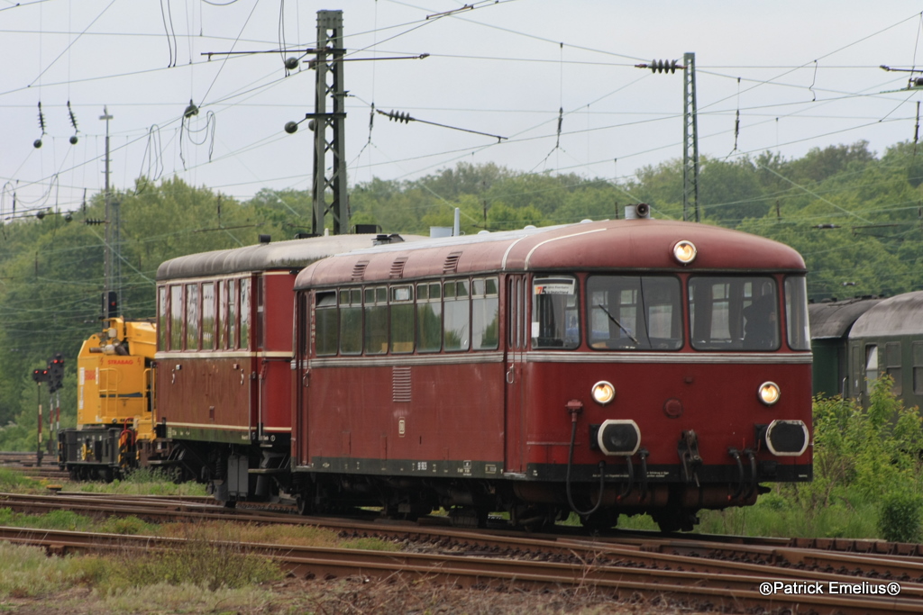 Zwei unterschiedliche Schienenbusse. Der vordere VT98 soll der letzt gebaute der Bundesbahn gewesen sein. Am 13.05.2010 in Damrstadt-Kranichstein