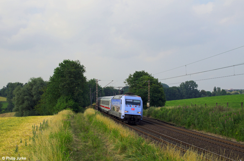 101 016-4 mit dem IC 2440 von Leipzig nach Köln am 11.07.2013 bei Haan-Ellscheid.
