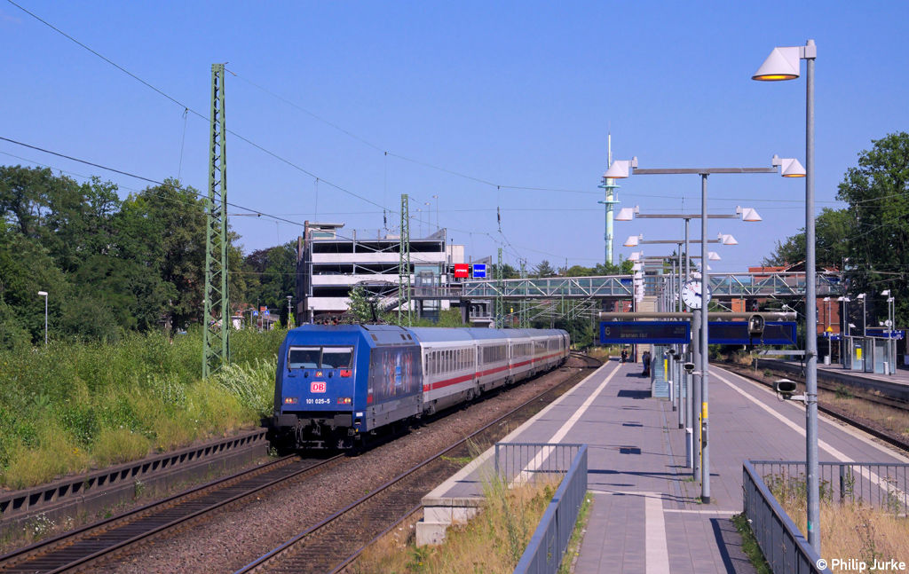101 025-5 mit dem IC 2213 von Ostseebad Binz nach Stuttgart am 02.08.2013 in Buchholz.
