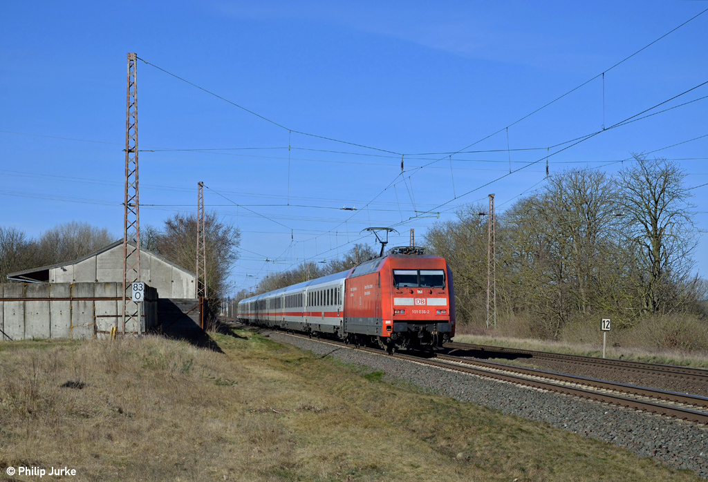 101 036-2 mit dem IC 2431 (Emden Außenhafen - Cottbus) am 22.03.2015 bei Wahnebergen.
