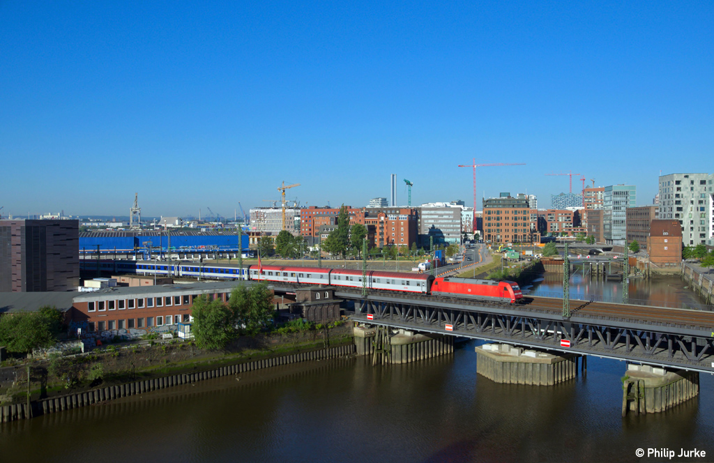101 050-3 mit dem EN 490 von Wien nach Hamburg am 02.08.2013 auf der Hamburger Oberhafenbrücke.
