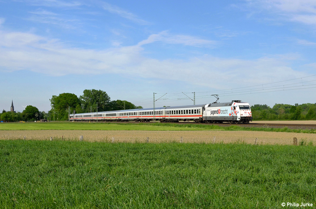 101 050-3 mit dem IC 2207 (Emden Hbf - Koblenz Hbf) am 14.05.2015 bei Buldern.
