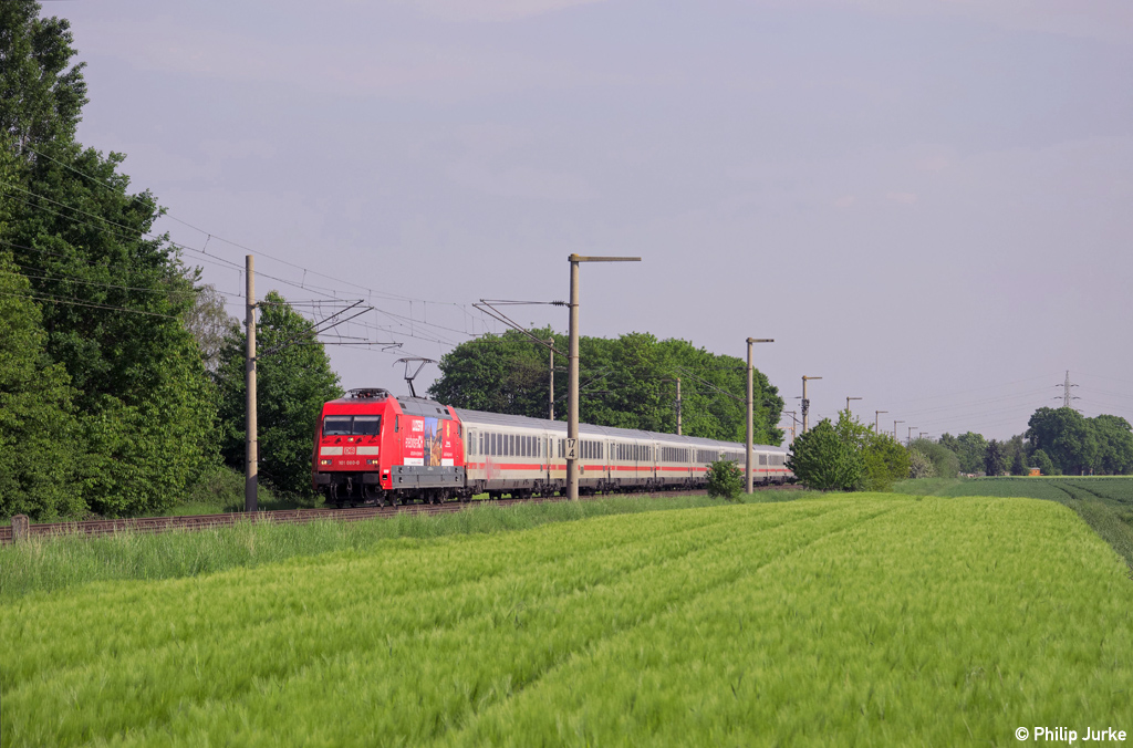 101 080-0 mit dem IC 2012 (Oberstdorf - Leipzig Hbf) am 04.05.2014 bei Brühl-Schwadorf.
