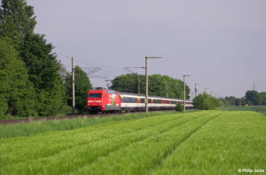 101 081-8 mit dem EC 2 (Zürich HB - Kiel Hbf) am 04.05.2014 bei Brühl-Schwadorf.
